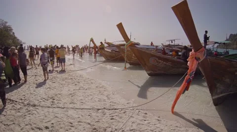Bright, tropical sun beats down on the tourists at Tup Island in Thailand 库存影片 63475346