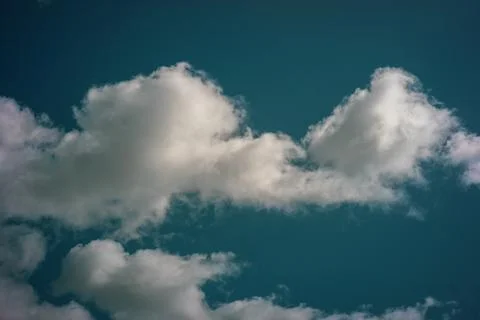 Bright White Cloud Formation in Blue Sky Foto stock