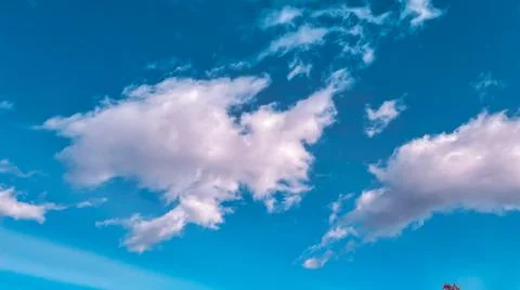 Bright White Cloud Formation in Blue Sky Foto stock