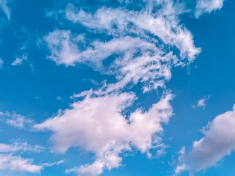 Bright White Cloud Formation in Blue Sky Foto stock