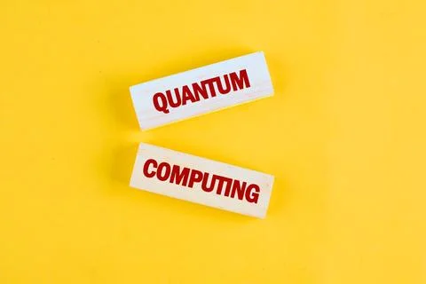 Brightly colored blocks display the words quantum and computing against a yel Stockfoto's