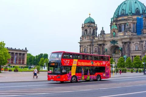 Brightly Colored Double-Decker Bus Passing By Berlin Cathedral Stock-Fotos