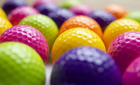 Brightly coloured golf balls Stock-Fotos
