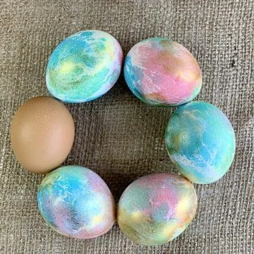 Brightly decorated Easter eggs in an array of colors are positioned in a Foto stock