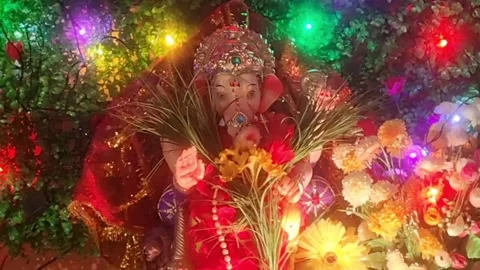 A brightly lit and decorated idol of Lord Ganesha is featured Stockbeeldmateriaal 320346146