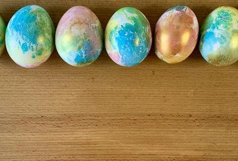 Brightly painted Easter eggs in various pastel colors are arranged neatly on a Foto stock