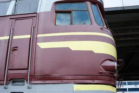 Brightly painted train engine rests in quiet station Foto stock