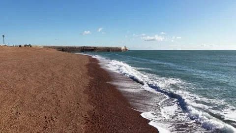 Brighton beach waves breaking on pebble shoreline Stockbeeldmateriaal 346958450