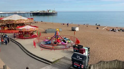 Brighton pier, beach and seafront eslanade 库存影片 155330979