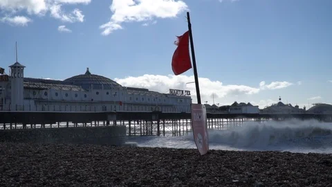 Brighton pier with high waves in slow motion Video stock 105113742