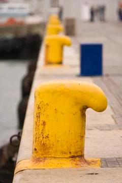 Bright,yellow bollard Foto stock