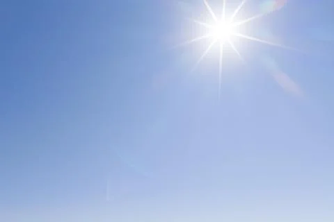 Brilliant midday sunlight in a deep blue Westchester County summer sky Stockfoto's