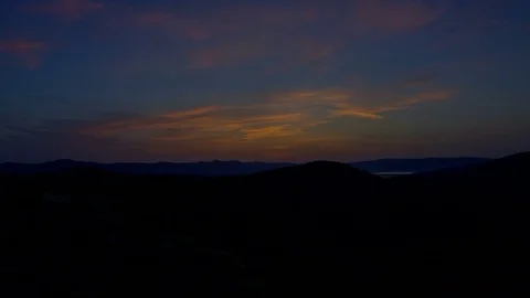 Brilliant summit sunrise time lapse above flowing foggy waves in mountain valley Video stock 81498875