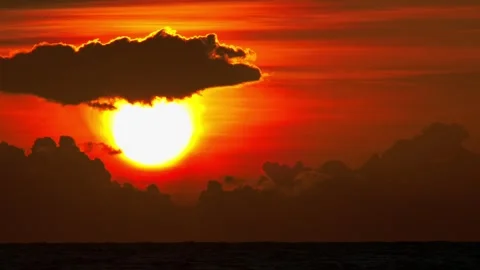 Brilliant Sun Descending Behind Dramatic Clouds Over a Tropical Ocean Horizon. 스톡 동영상 342209905