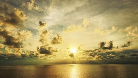 Brilliant Sunbeams Piercing Sunset Clouds Over Shimmering Ocean Horizon Stockbeeldmateriaal 347687885