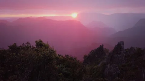 A brilliant sunset from the top of the Pinnacles, Coromandel, New Zealand 库存影片 150556573