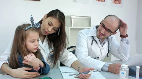 Bring your daughter to work day. Mother nurse talking to her little girl while Vídeo Stock 72382929