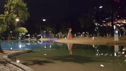 Brisbane, Australia - 25 May 2024: South Bank night lagoon with sandy beach Vídeo Stock 336507253