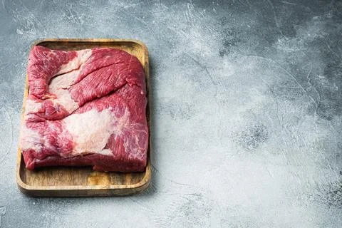 Brisket flat cut, raw beef brisket meat, on gray stone background, with copy  Foto stock