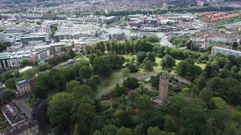 Bristol City Cabot Tower from Berkeley Square Club Vídeo Stock 220572629