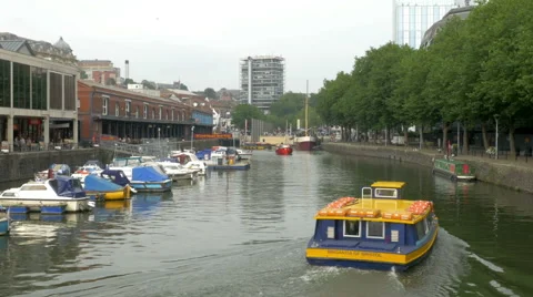 Bristol Ferry going under the bridge Vídeo Stock 41968778