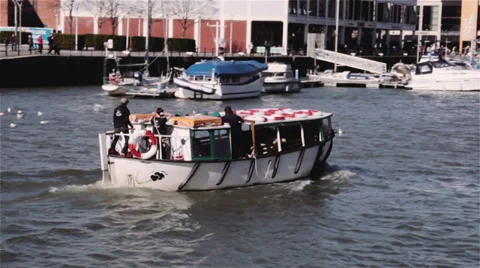Bristol Ferry heading to watershed Vídeo Stock 39736923
