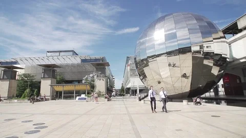 Bristol millenium square sunny people walking slow mo Stockbeeldmateriaal 69752071