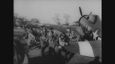 BRITAIN - 1944: Bomber crews - Fighter Aircraft Surrounded by Ground Crew Vídeos de archivo 342848730