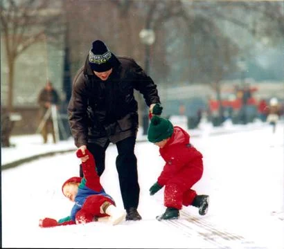 Britain Weather Snow 1996 : Two Children Enjoy The Snow With Their Father In Hyd Stock Photos
