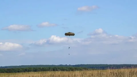 British army 3rd battalion parachute regiment soldier on a military insertion ex Vídeos de archivo 229295057