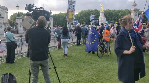 British Camera Man outside Buckingham Palace during Trump UK Visit, 4K Stock Footage 109205094