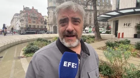 British citizens react to the arrest of former Prince Andrew, Londres, GB - 20 F Stock Footage 329317412