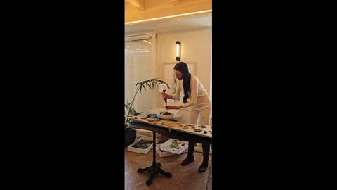British designer creates 12-foot Christmas Tree crafted from 1,000 cookie... Video stock 322516621