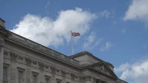 British flag on the Buckingham palace. Video stock 114986145
