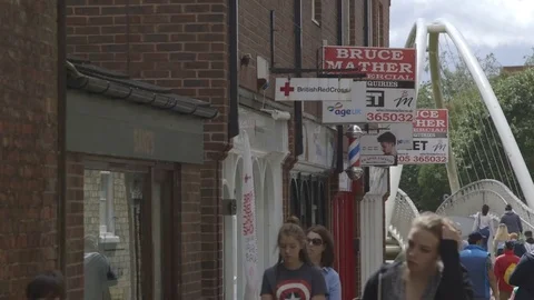 British High street - Closed down shops, Charity shops. Stockbeeldmateriaal 78505084