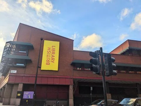 British Library facade on a partly cloudy day, featuring classic red brick Stock Photos
