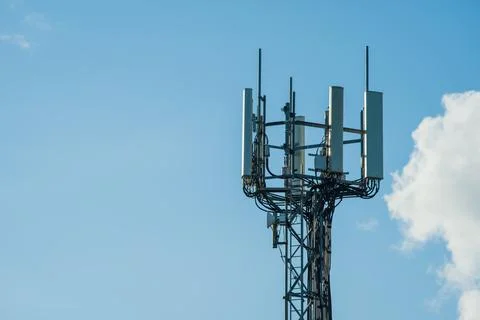 British mobile network operator mast over the blue sky Stock-Fotos