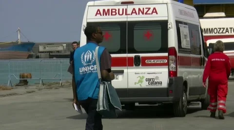 British navy give aid to immigrats in south italy Видео 50065439