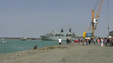 British navy give aid to immigrats in south italy Stockbeeldmateriaal 50079207