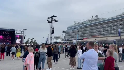 British singer Robbie Williams rocks stage in Spain, Málaga, ES - 10 Apr 2025 Stock-Footage 306270551