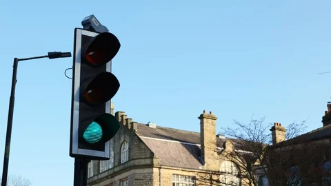 British Traffic Lights Changing From Green to Red Close Up Vídeo Stock 124802217