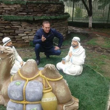 Bro is talking with statue Foto stock