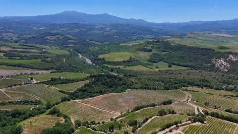 Broad Landscape Panorama of Tuscan Fields and Distant Mountain Ranges Vidéo 345782312