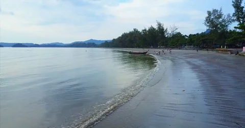 Broad tidal sand flats under a pale coastal sky 库存影片 71299553