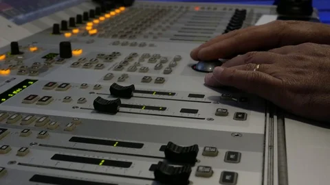 Broadcast audiomix, Soundboard knobs. sound engineer presses the keys, 스톡 동영상 121504279