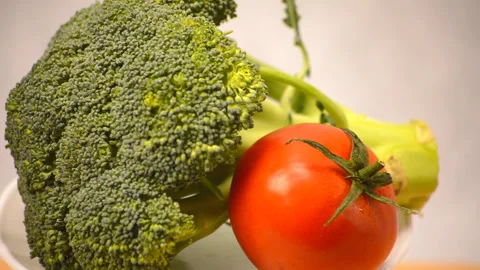 Broccoli and Tomato on Display Vídeo Stock 97333270