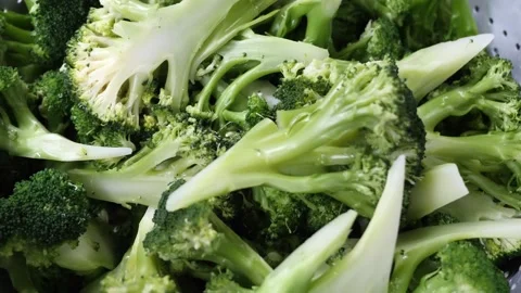 Broccoli are cut and ready for preparation in a kitchen's restaurant 库存影片 203897061