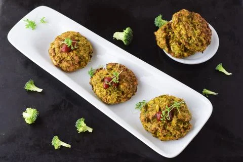 Broccoli balls deep fried with tomato sauce with fresh broccoli Foto stock