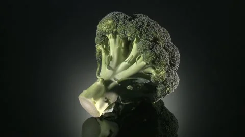 BROCCOLI  BEING PREPARED  ON A KITCHEN WORKTOP Vidéo 59005804