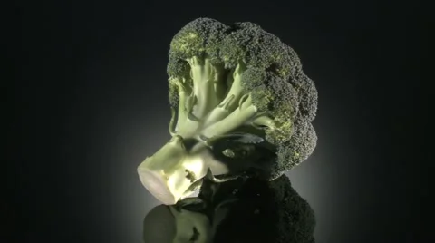 BROCCOLI  BEING PREPARED  ON A KITCHEN WORKTOP Vidéo 59005812